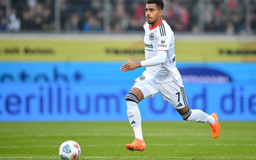 Ansgar Knauff meldete sich nach einer Erkältung vor dem Champions-League-Spiel gegen Barcelona wieder fit. (Archivbild)