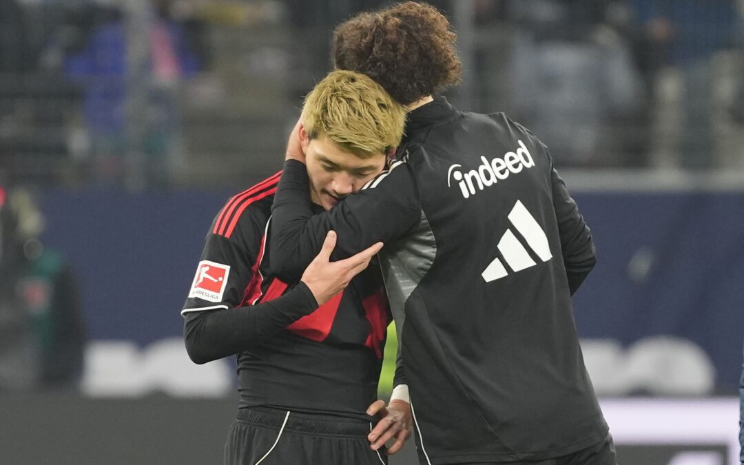 Komm' in meine Arme: Arthur Theate (r) tröstet Mitspieler Ritsu Doan nach dem 1:3.