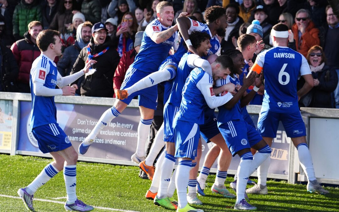 Die Spieler von Macclesfield Town feiern die Pokalsensation gegen Crystal Palace.