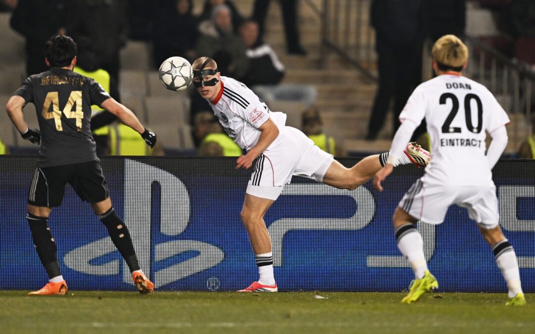 Mit Maske und zwei Veilchen: Kristensen beim Gastspiel in Baku.