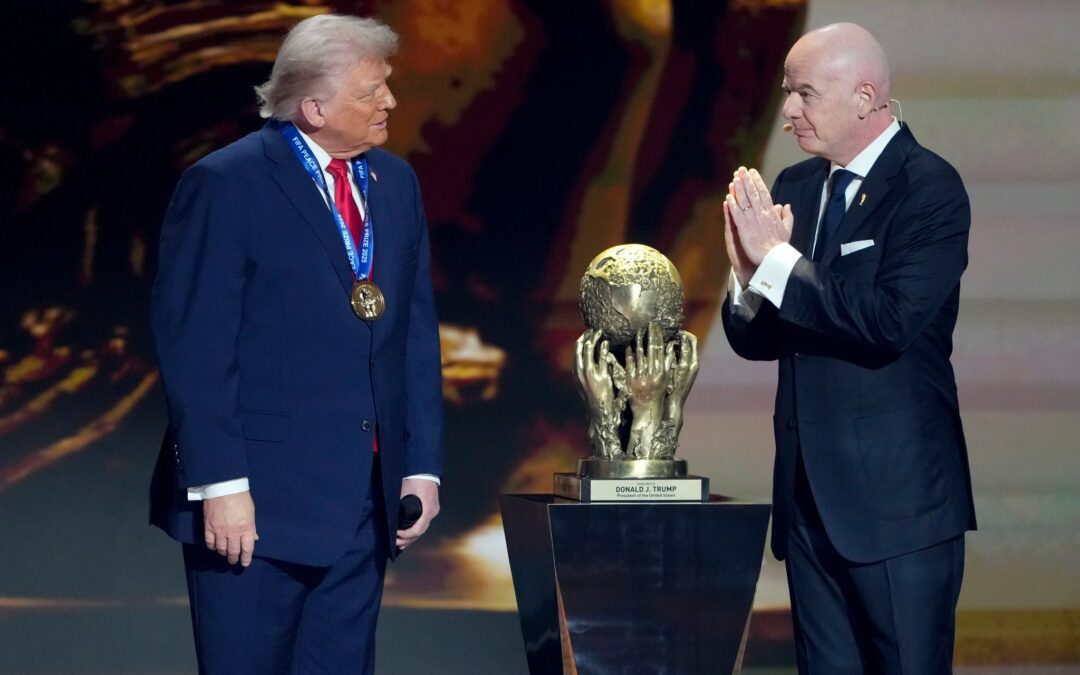 Für viele war es Anbiederei: FIFA-Boss Infantino (r.) und US-Präsident Trump bei der WM-Auslosung. (Archivbild)