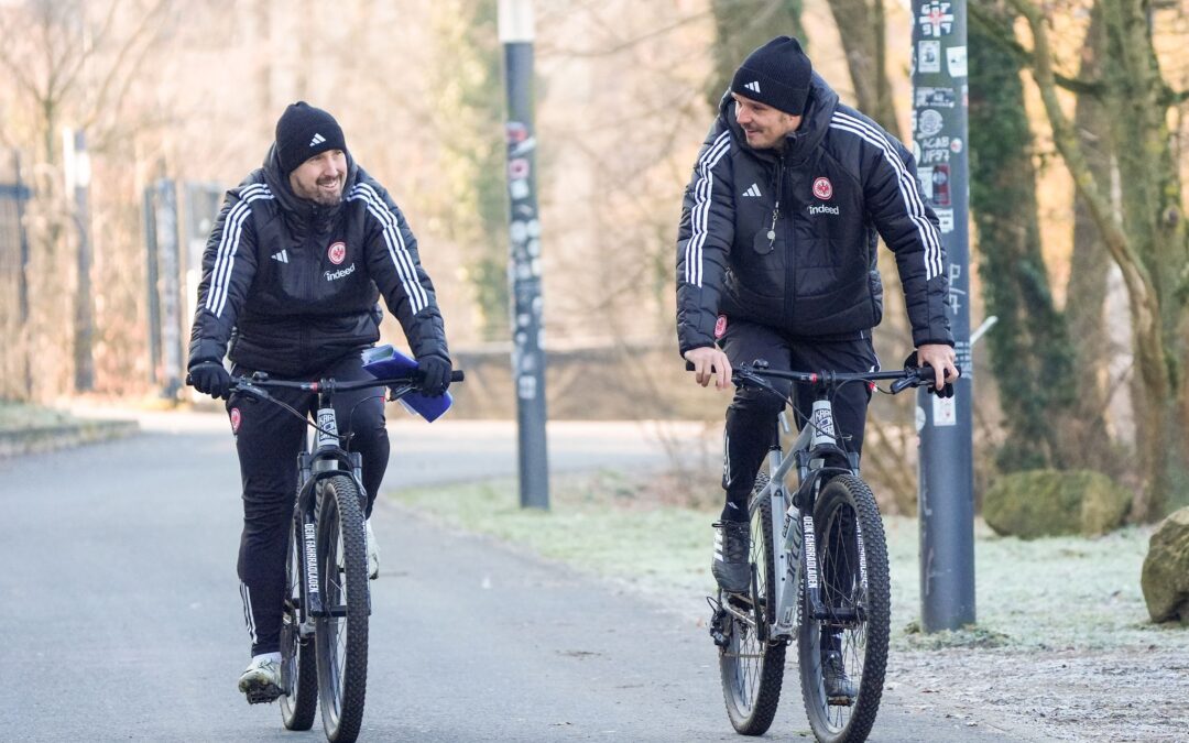 Interimstrainer Dennis Schmitt (l.) und sein Assistent Alexander Meier sind bei der Eintracht gefordert.
