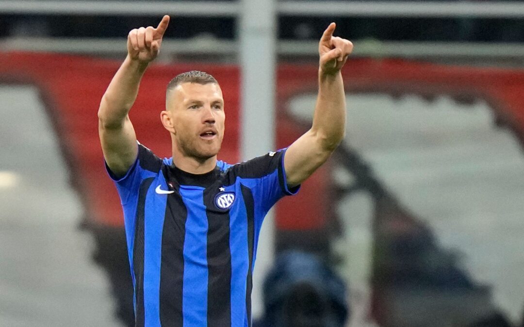 Edin Dzeko will künftig auch auf Schalke jubeln. (Archivbild)