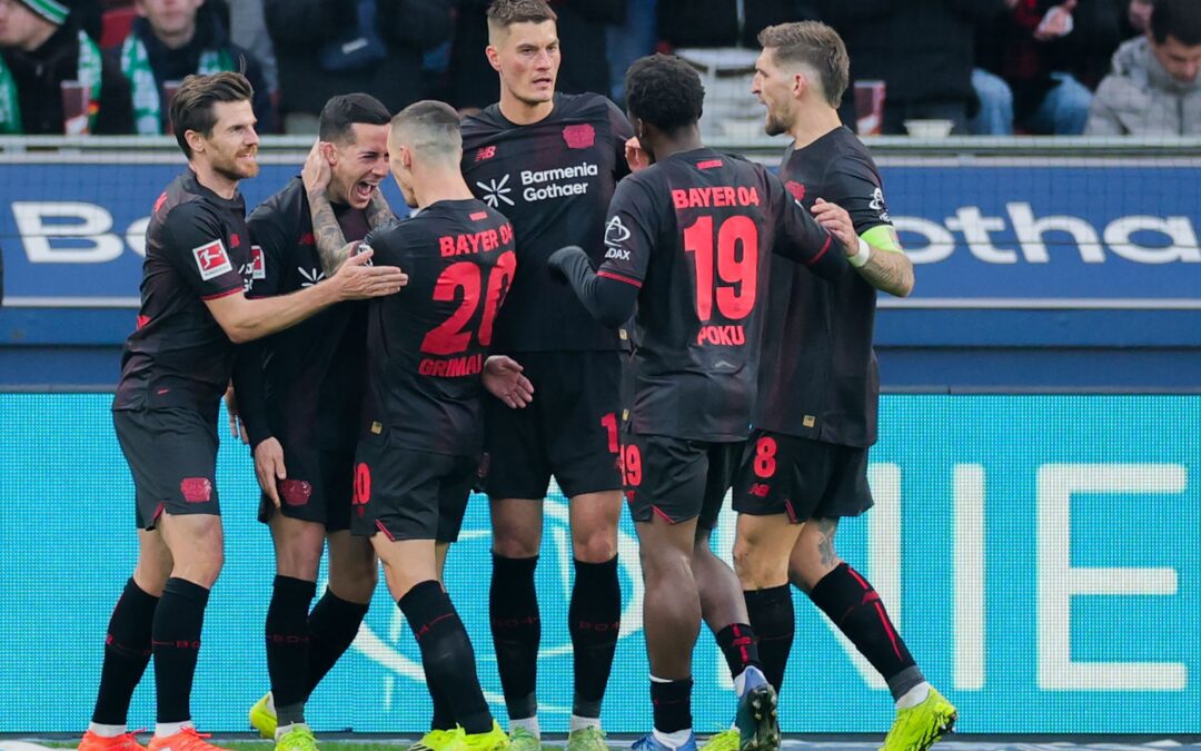 Bayer Leverkusen jubelt über das Tor zum 1:0 durch Lucas Vázquez.