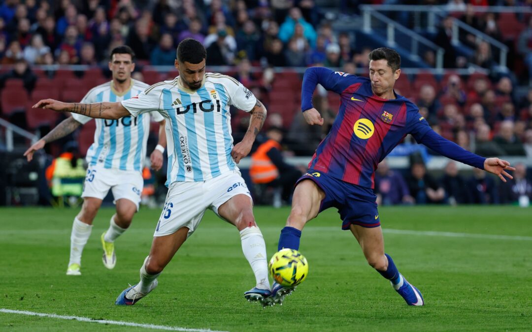 Barcelonas Robert Lewandowski (r) im Zweikampf mit David Carmo von Real Oviedo.