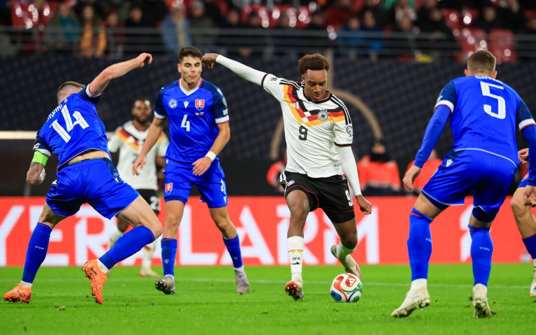 Assan Ouédraogo (M) bei seinem DFB-Debüt gegen die Slowakei. (Archivbild)