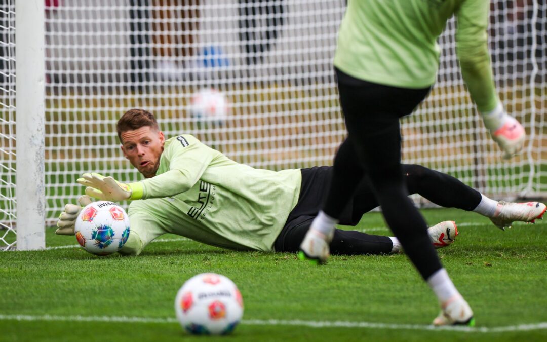 Gladbachs Torhüter Omlin wechselt auf Leihbasis nach Leverkusen. (Archivbild)