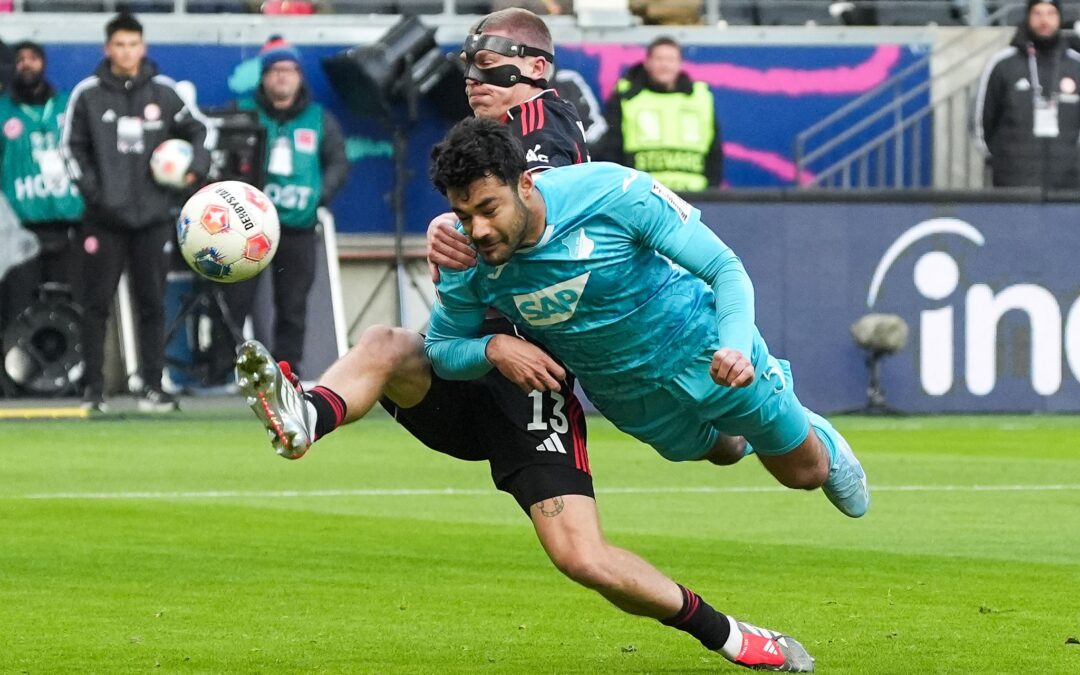 Kommt ein Hoffenheimer geflogen: Ozan Kabak (r) im Duell mit Frankfurts Rasmus Kristensen.