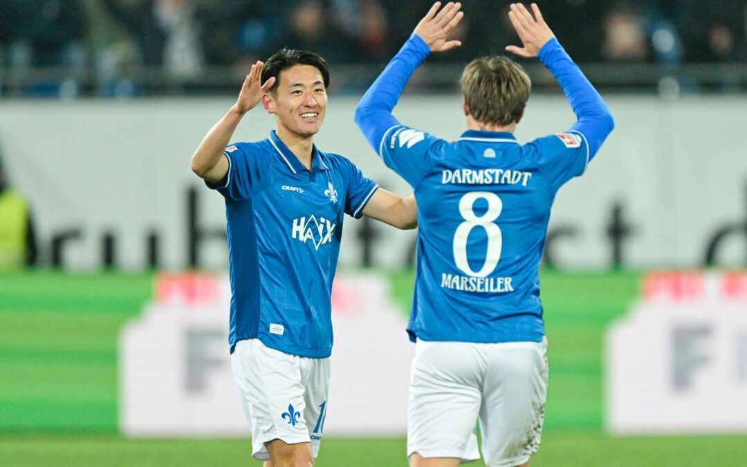 Torschützen unter sich: Hiroki Akiyama (l) und Luca Marseiler.