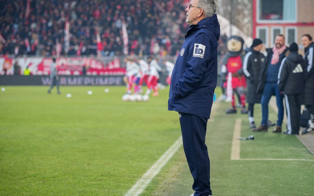 Mainz-Trainer Urs Fischer blickt auf das Spielfeld der Alten Försterei.