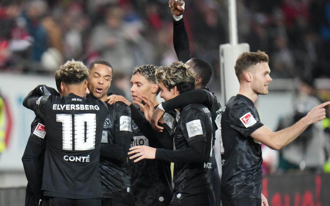 Die Elversberger feiern den Sieg in Kaiserslautern.