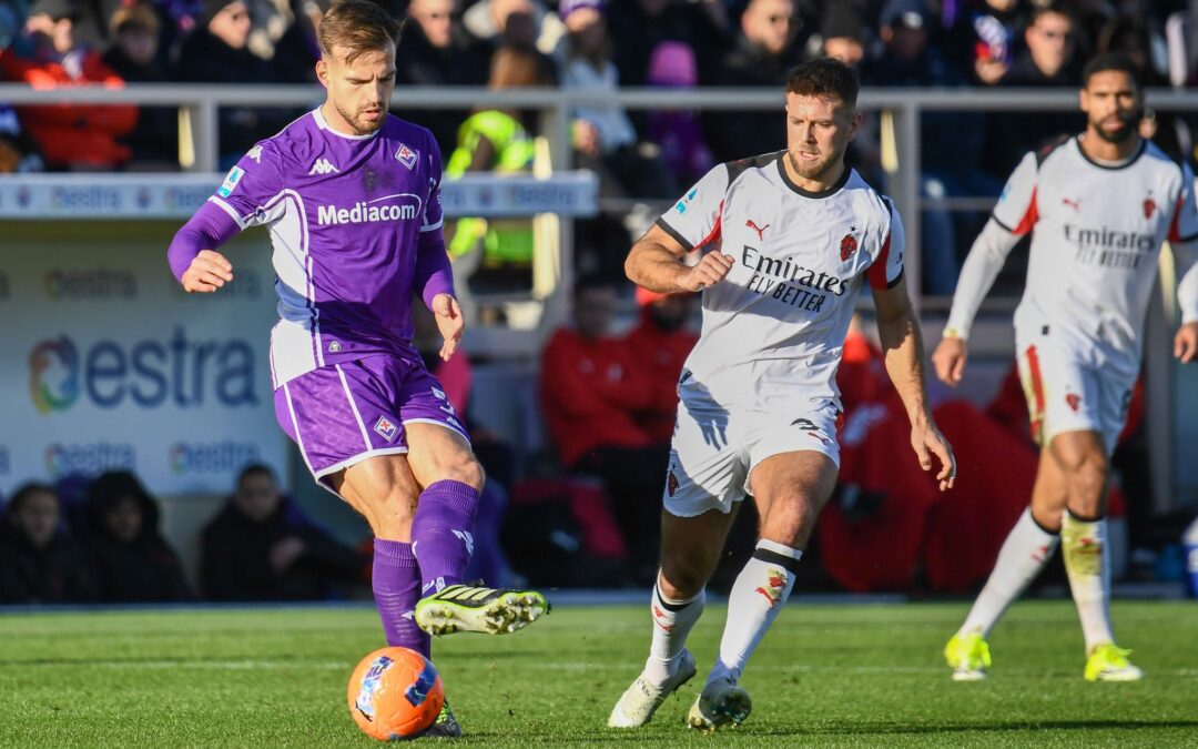 Niclas Füllkrug (M.) spielte mit der AC Mailand 1:1 in Florenz.