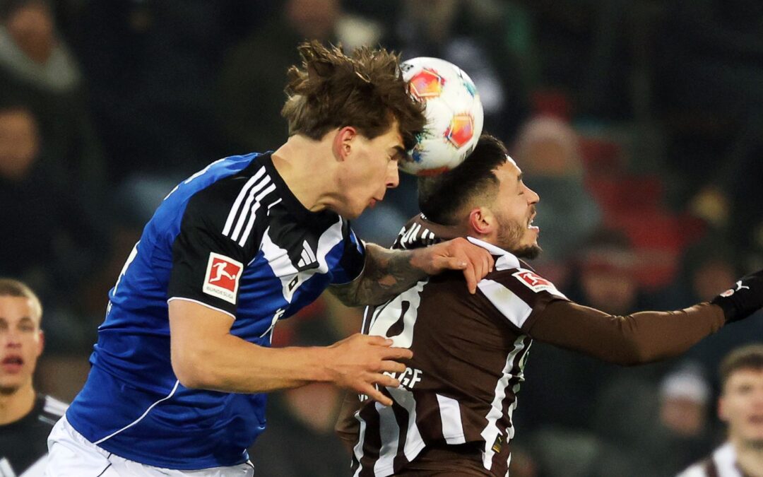 Viel Kampf, wenig Spiel im Stadtderby: HSV-Abwehrchef Luka Vuskovic (l) und St. Paulis Mathias Pereira Lage im Kopfballduell.