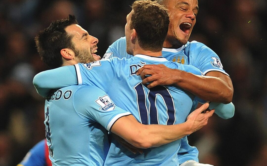 Waren Teamkollegen bei Manchester City: Bayern-Coach Kompany (r) und der Neu-Schalker Dzeko (M). (Archivbild)