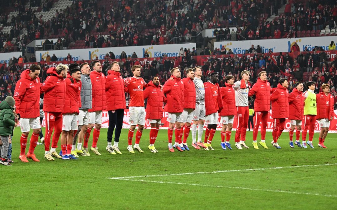 Die Mainzer feiern mit den Fans einen Sieg - wenig später wird das Stadion geäumt.