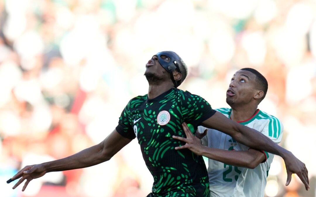 Immer den Ball im Blick: Victor Osimhen (l)