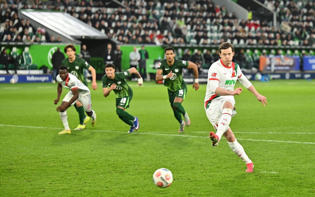 Die Wende zugunsten des FC Augsburg: Michael Gregoritsch verwandelt einen Handelfmeter