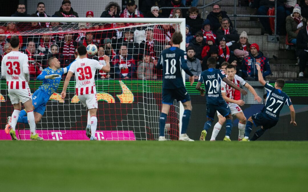 Ein medizinischer Notfall hat das Duell zwischen Köln und Hoffenheim überschattet.
