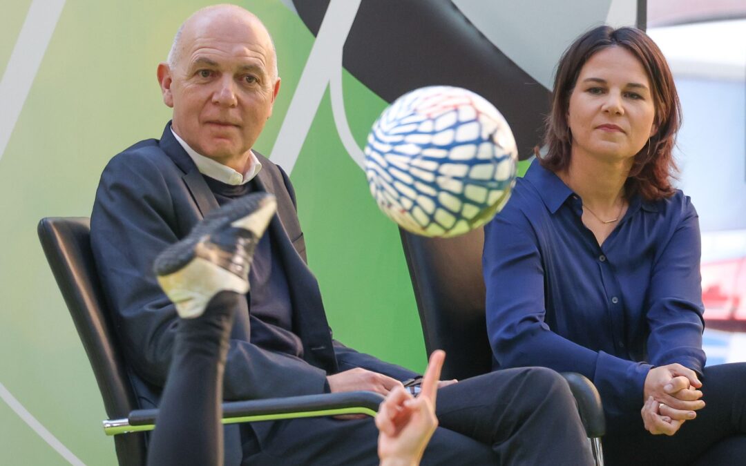 Annalena Baerbock - hier mit DFB-Präsident Bernd Neuendorf - lehnt einen Boykott der Fußball-WM in diesem Sommer ab. (Archivbild)