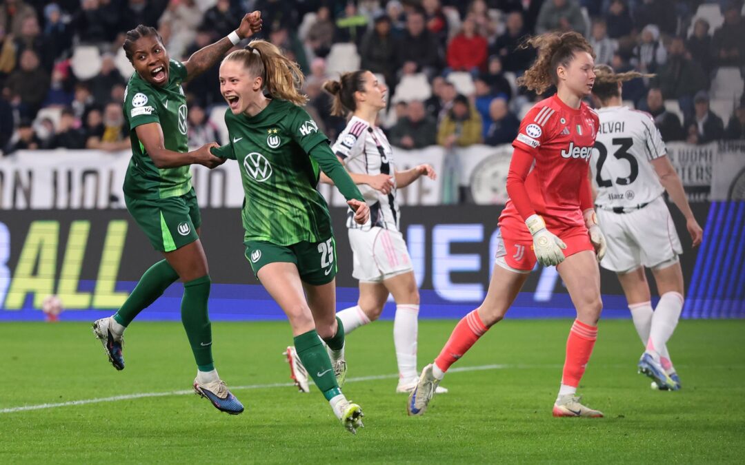 Wolfsburger Jubel: Torschützin Vivien Endemann und ihre Teamkollegin Lineth Beerensteyn (l) feiern den Treffer zum 1:0 bei Juventus Turin.