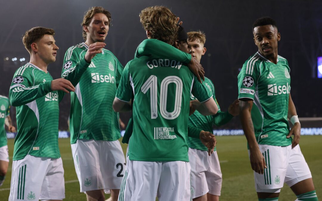 Nick Woltemade (2.v.l.) jubelt mit Vierfach-Torschütze Anthony Gordon (Nummer 10).