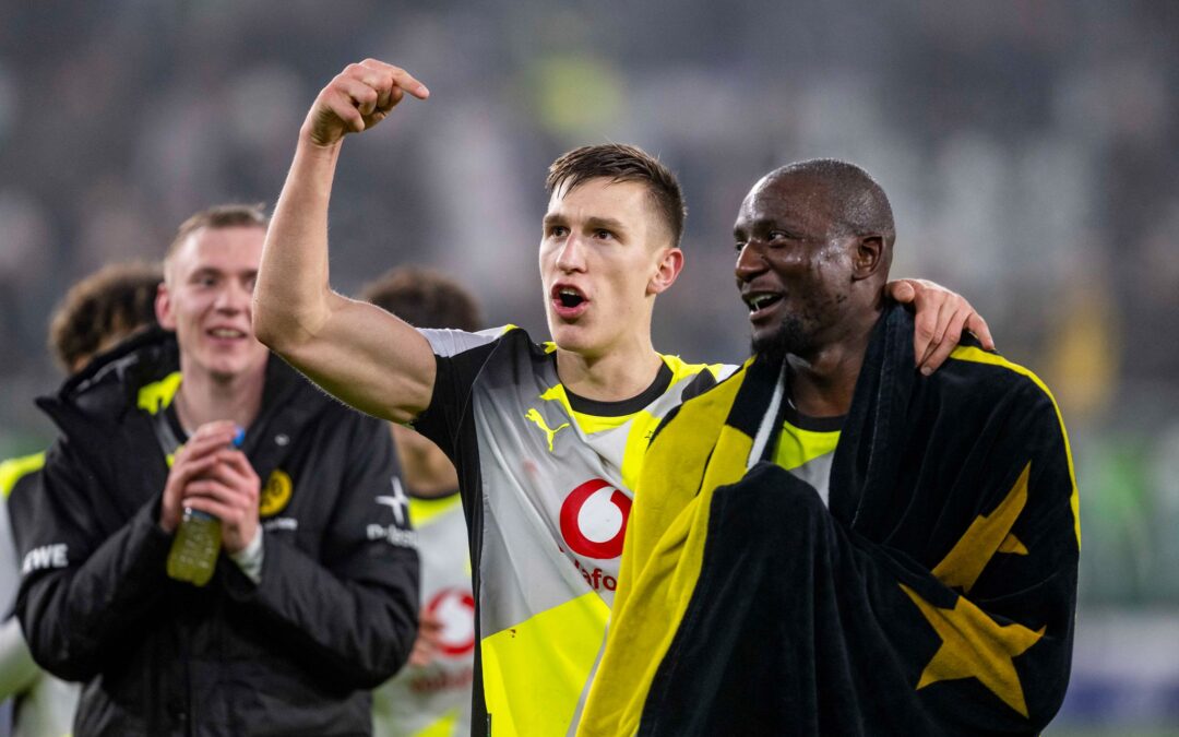 Anführer mit Ambitionen: BVB-Abwehrchef Nico Schlotterbeck (M) mit Sieg-Torschütze Serhou Guirassy (r) nach dem 2:1 in Wolfsburg.