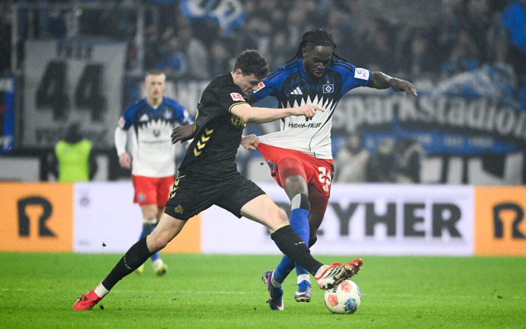 Kölns Eric Martel (l-r) und HSV-Abwehrspieler Jordan Torunarigha kämpfen um den Ball.