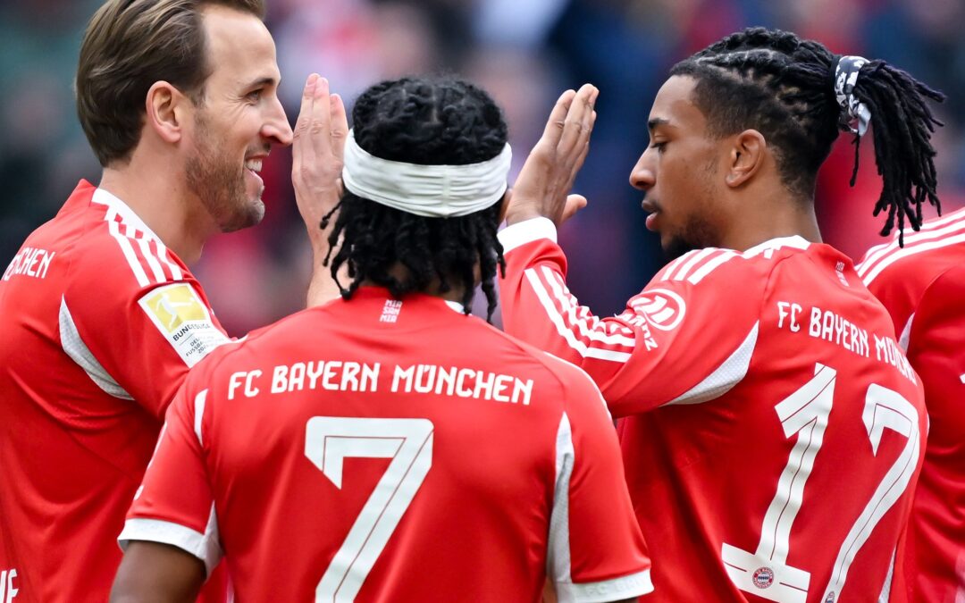 Die Münchner Torschützen (v.l.) Harry Kane, Serge Gnabry und Michael Olise beim Jubel.