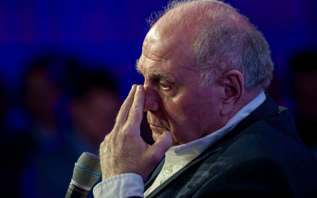 Bayern Münchens Ehrenpräsident Uli Hoeneß kritisiert die Leistung des Schiedsrichters scharf. (Archivbild)