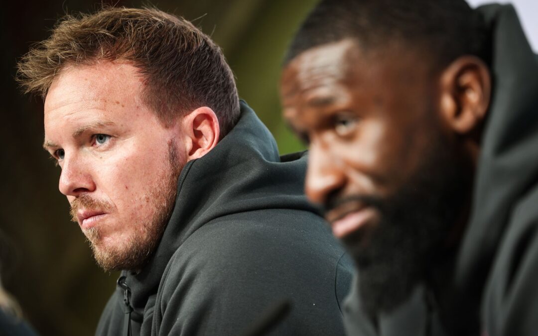 Julian Nagelsmann (l.) schätzt das Engagement von Antonio Rüdiger für die Nationalmannschaft. (Archivbild)