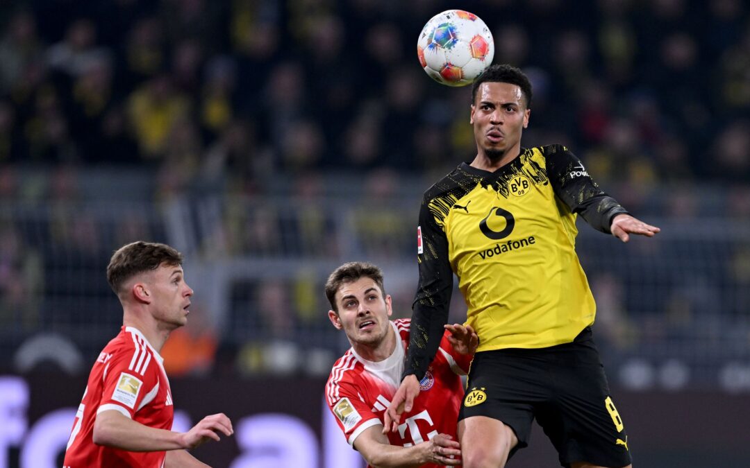 BVB-Profi Nmecha (r) hat seinen Vertrag in Dortmund verlängert. (Archivbild)