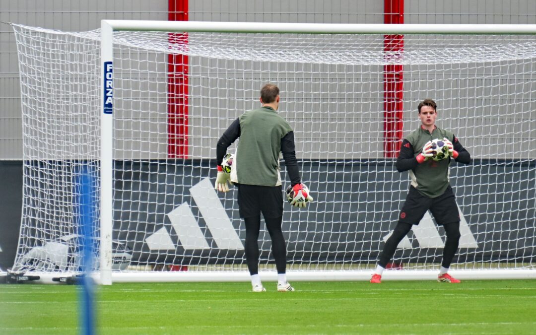 Jonas Urbig beim Abschlusstraining in Aktion, links Manuel Neuer.