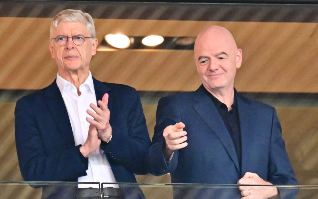Arsène Wenger (l) setzt sich für eine neue Abseitsregel ein, Gianni Infantino findet es gut. (Archivbild)