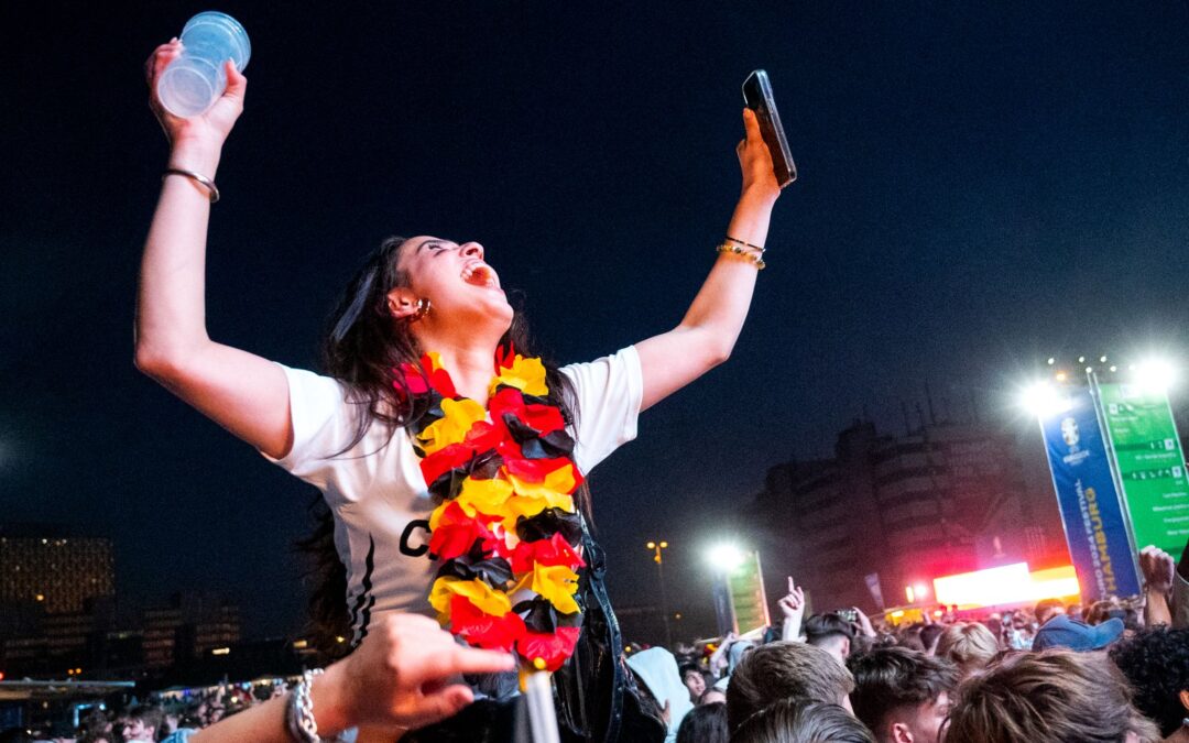 Gemeinsam mitfiebern und feiern bis in die Morgenstunden - das wird für viele Fans auch bei der diesjährigen Fußball-WM auf dem Plan stehen. (Archivbild)