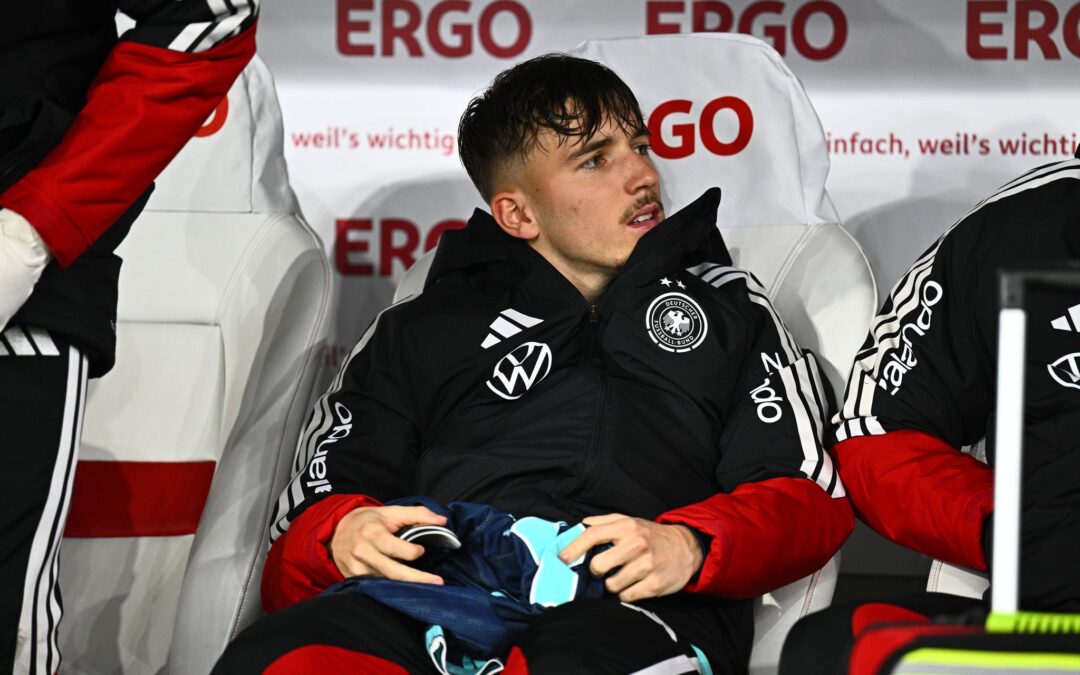 Lennart Karl sitzt bei der Nationalmannschaft auf der Ersatzbank.