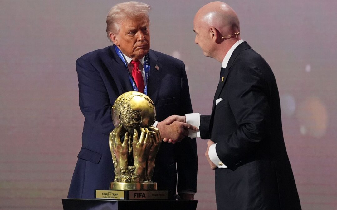 Donald Trump (l) und Gianni Infantino pflegen ein enges Verhältnis. (Archivbild)