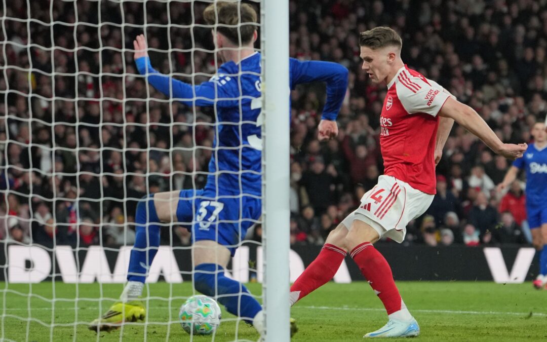 Viktor Gyökeres (r) erzielte die späte Führung für den FC Arsenal.