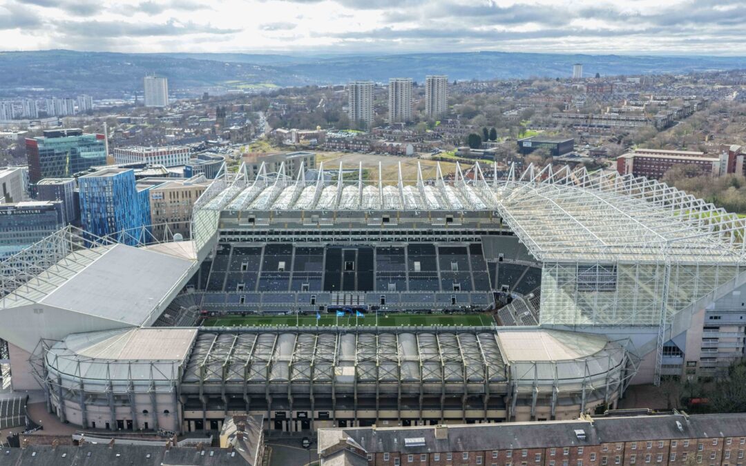Das ist der St. James' Park in Newcastle. Es gibt aber auch ein gleichnamiges Stadion in Exeter.