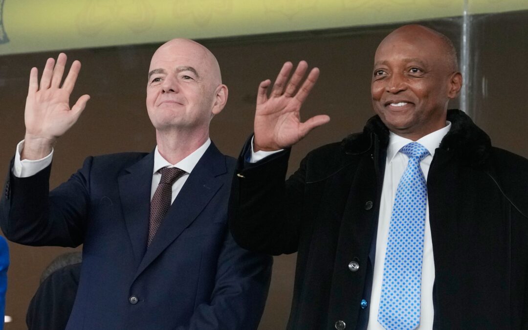 Patrice Motsepe (r) mit FIFA-Präsident Gianni Infantino. (Archivbild)