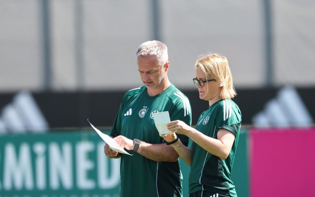 DFB-Chefcoach Christian Wück hat in Saskia Bartusiak (r) und Maren Meinert gleich zwei Co-Trainerinnen. (Archivbild)