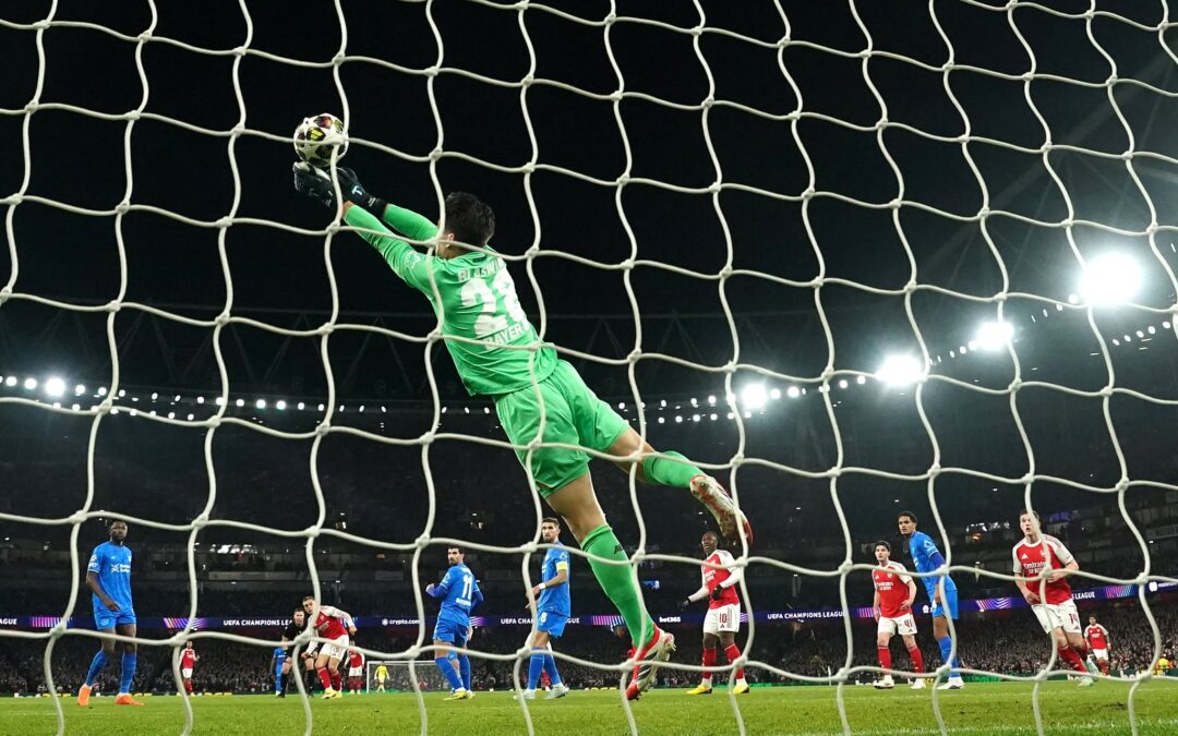 Mit seinen Paraden hielt Torhüter Janis Blaswich Leverkusen lange im Spiel.