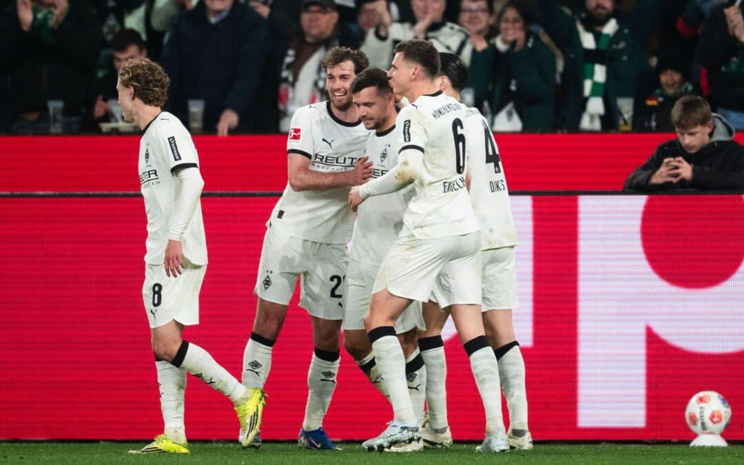 Stögers Mitspieler gratulieren zu seinem Traumtor