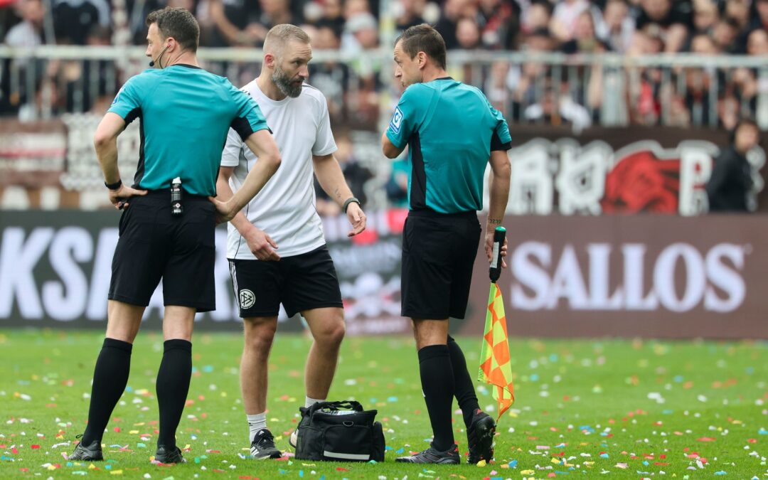 Linienrichter verletzt: Rollentausch bei Bundesliga-Spiel