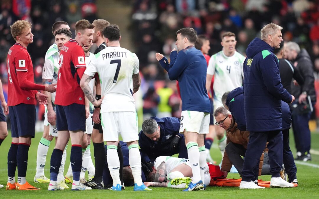 Betreuer umsorgen den verletzten Sammie Szmodics (M).