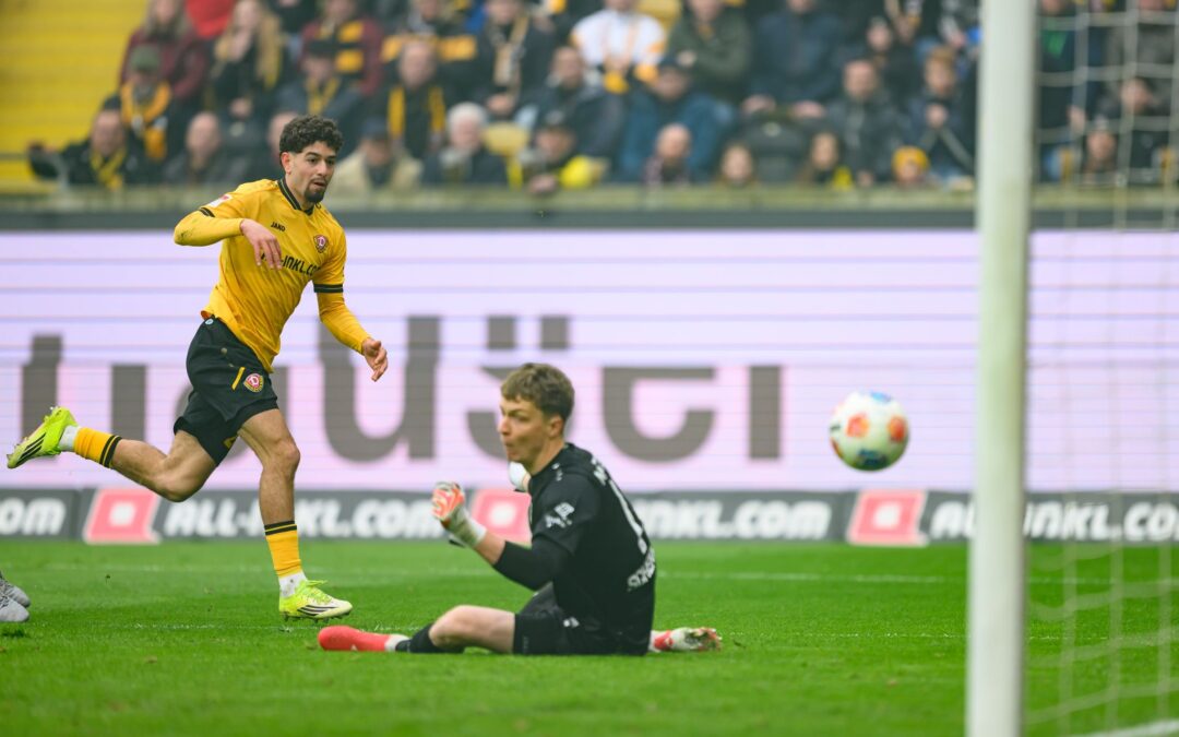 Ben Bobzien (Dynamo Dresden, l) erzielt gegen Johannes Schenk (Preußen Münster) das Tor zum 1:0.