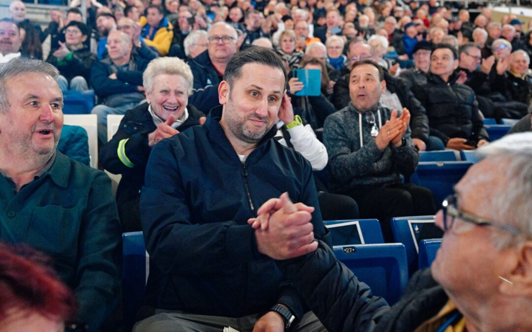 Nimmt die ersten Glückwünsche entgegen: Der neue erste Vorsitzende, André Kreuzwieser