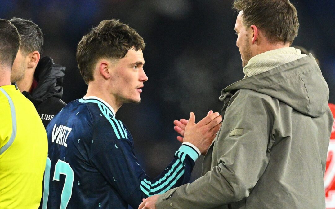 Julian Nagelsmann bedankt sich nach dem Sieg bei Matchwinner Florian Wirtz