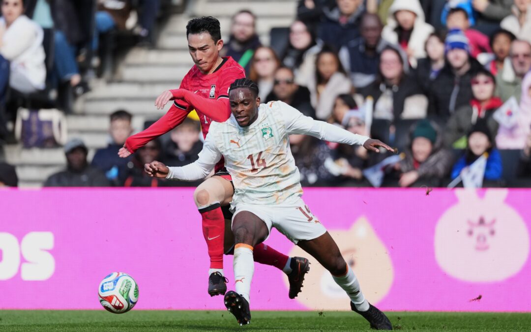 Martial Godo (vorne) gewann mit der Elfenbeinküste einen WM-Test gegen Südkorea.