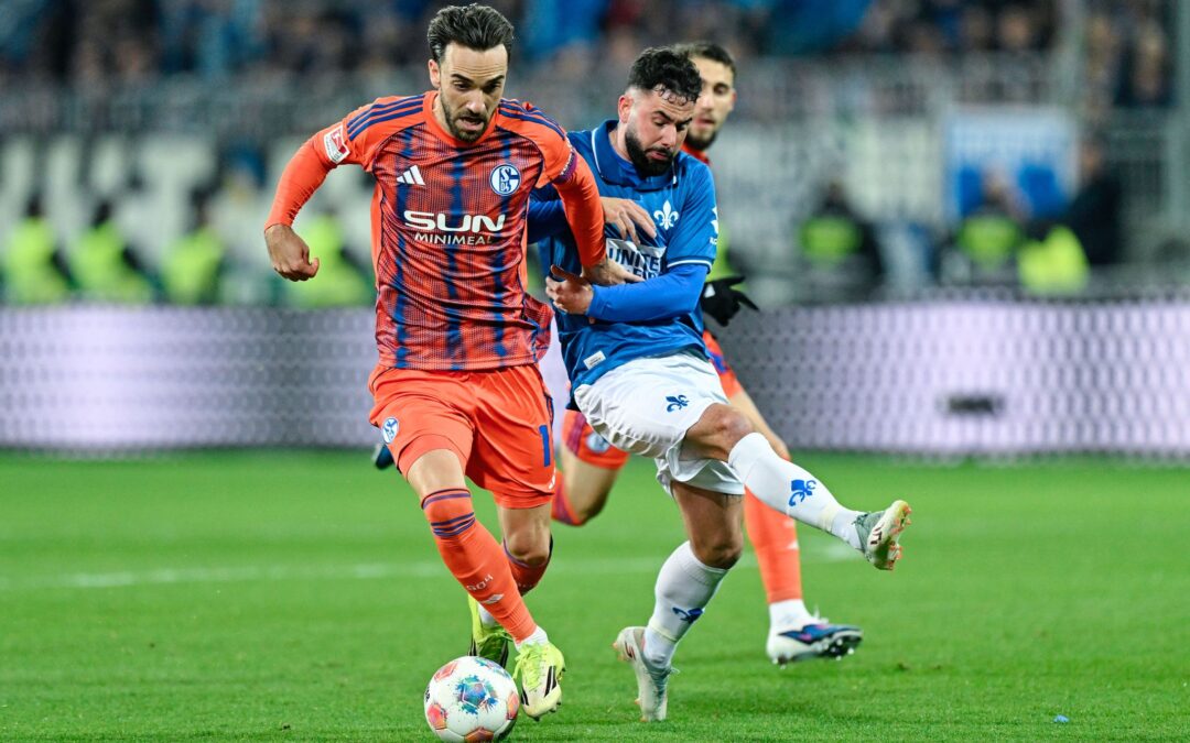 Der SV Darmstadt 98 um Marco Richter (r) und der FC Schalke 04 um Kenan Karaman schenkten sich nichts.