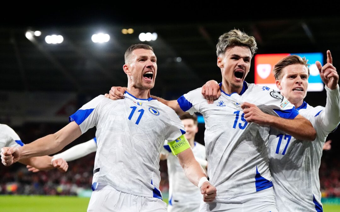 Edin Dzeko (l) soll Bosnien zur WM schießen. (Archivbild)